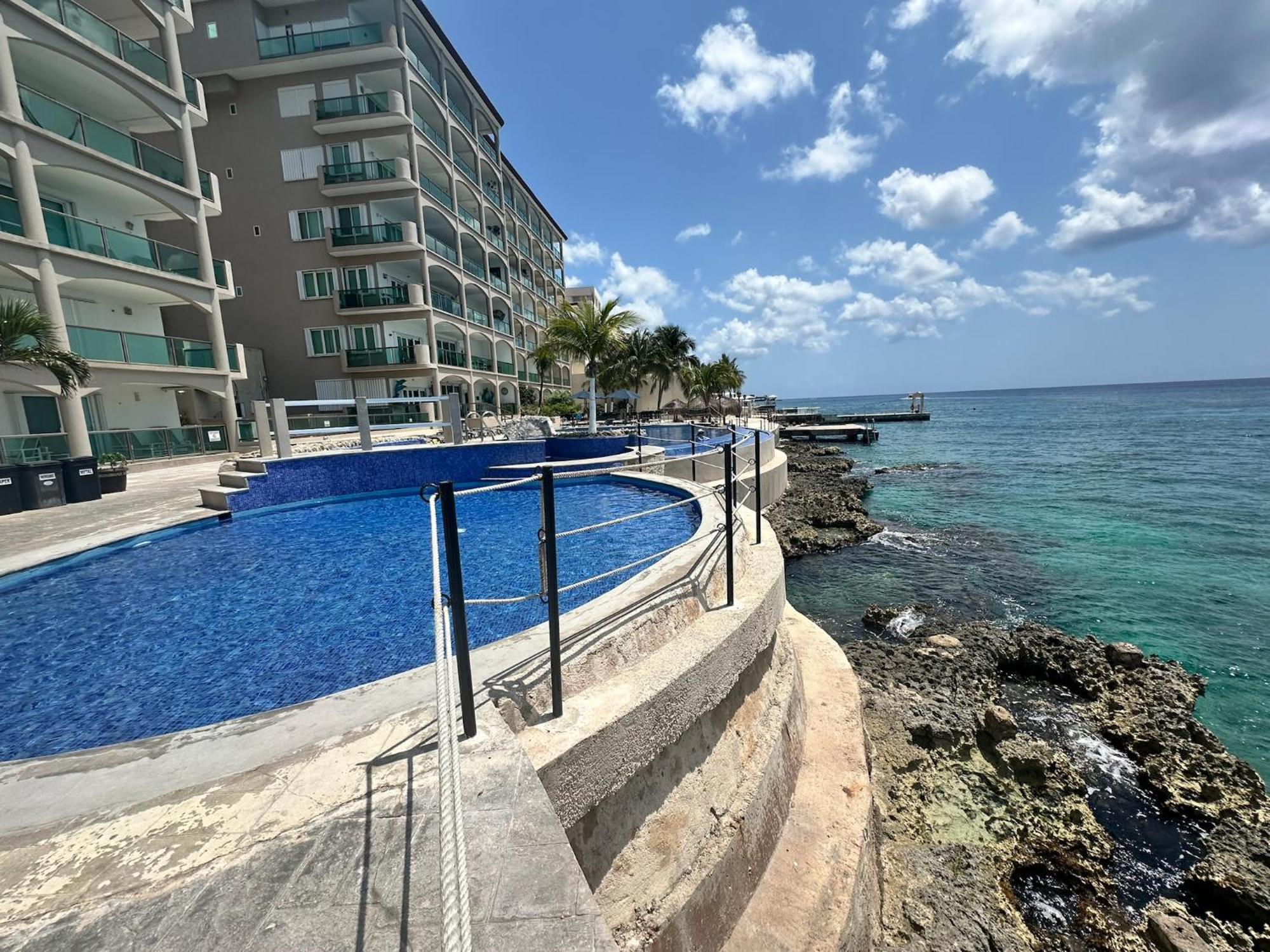 The Queen Of Coastal Crown Ocean Front Sleeps 4 *