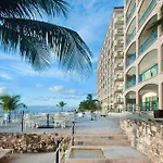 Oceanfront Luxury -4-King Suites Dive Pick Ups-Walk To Dining & Shops