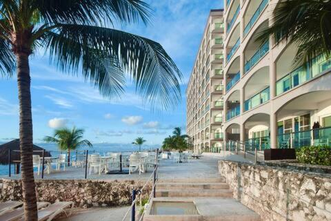 Oceanfront Luxury -4-king Dive Pick Ups-walk To Dining & Shops Apartment *