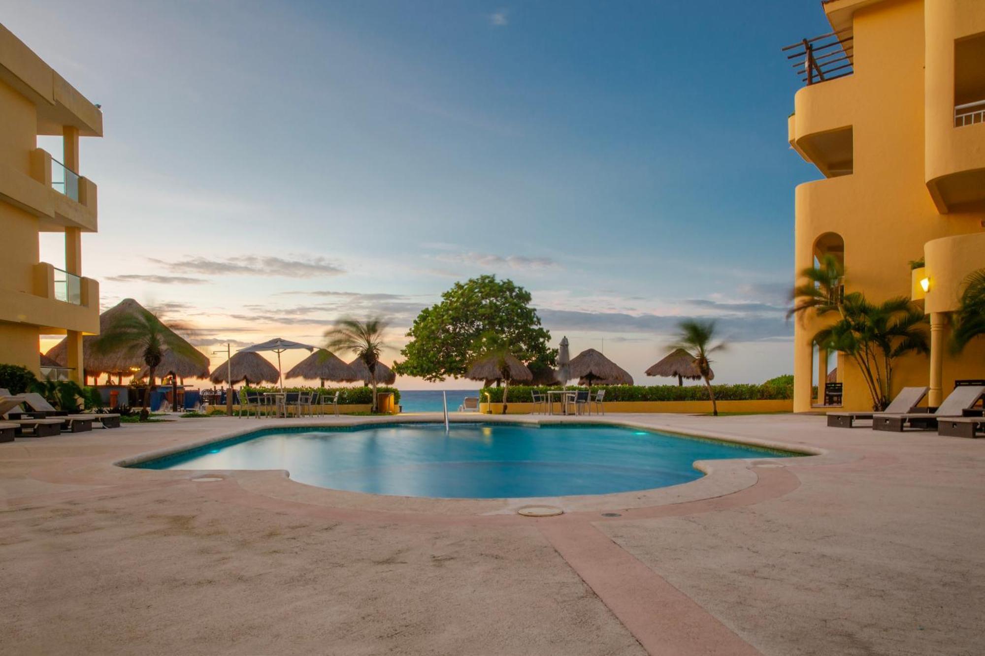 Khách sạn Playa Azul