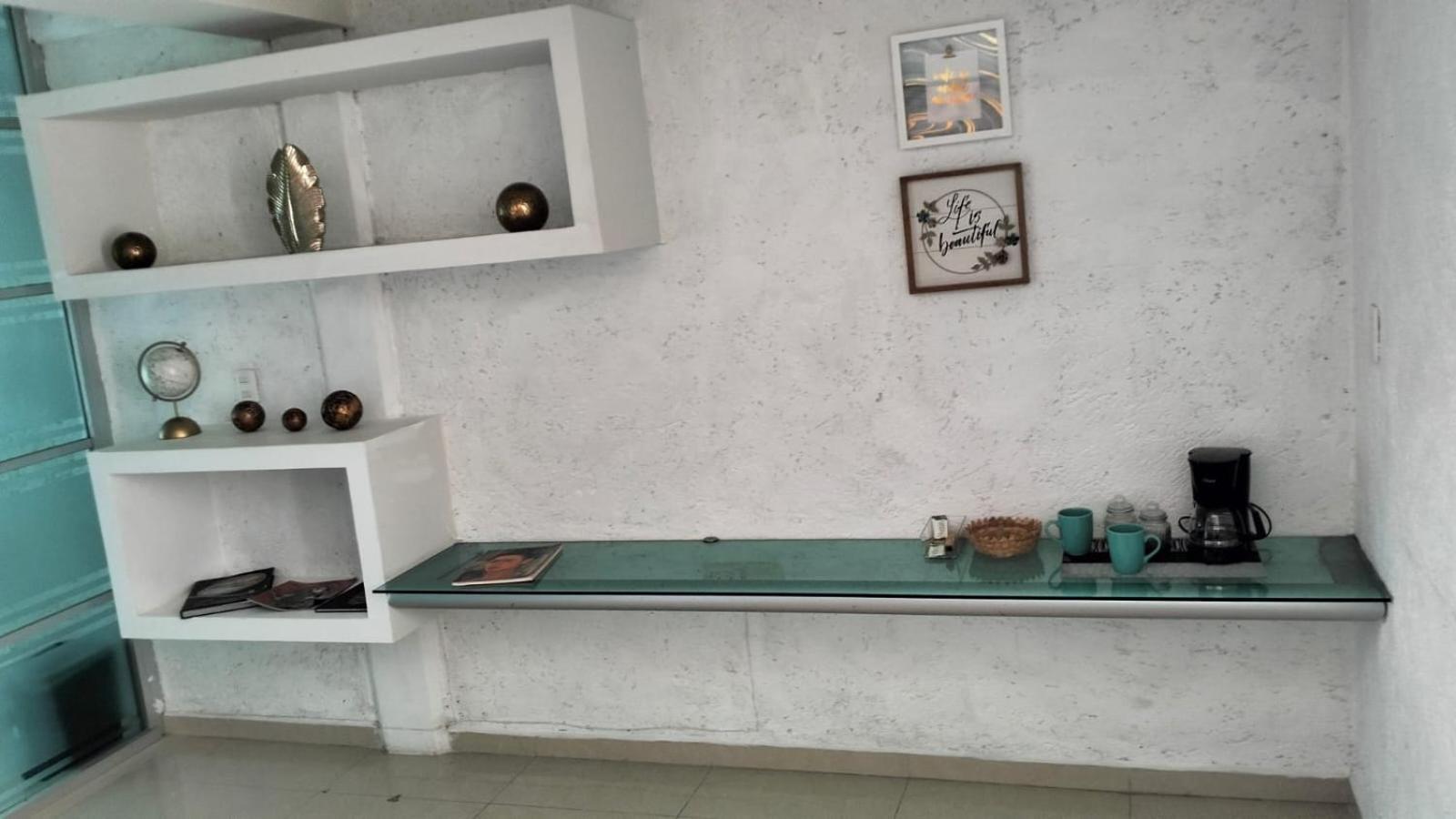 Hotel Dos Mundos, Isla